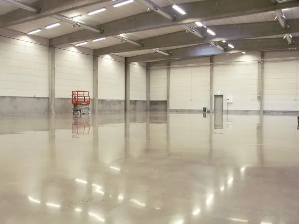 superfloor Borászat raktár csiszolt beton